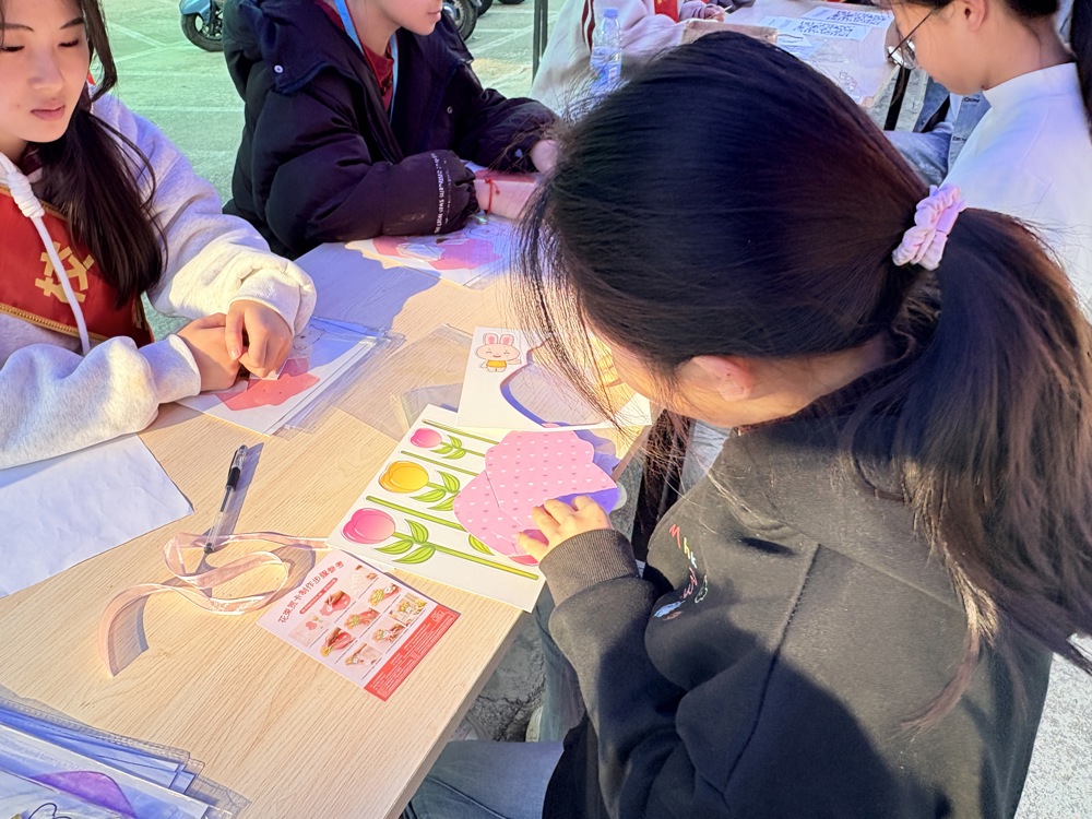 “冬至手工花DIY”活动现场