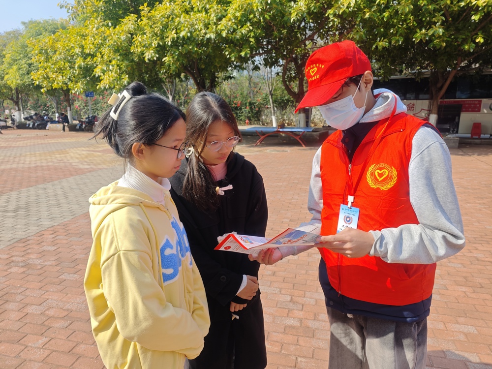 志愿者耐心为他们讲解1