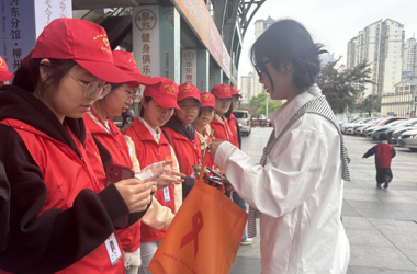 校青年志愿者服务总队助力柳州紫荆花文化创意廊展览馆开展活动