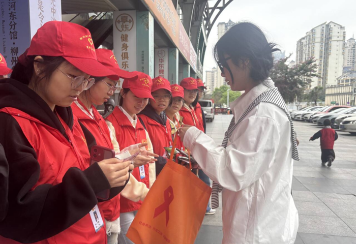 校青年志愿者服务总队助力柳州紫荆花文化创意廊展览馆开展活动