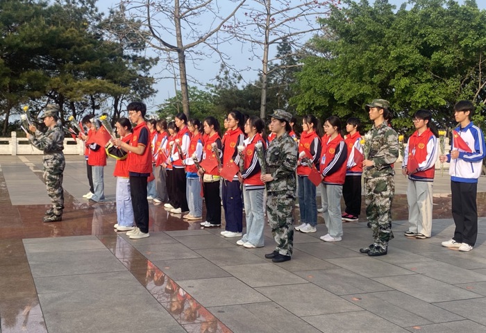清明祭英烈，薪火永相传——我校团员青年赴柳州烈士陵园祭扫
