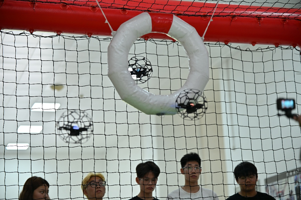 参赛选手操控足球无人机开展空中对抗