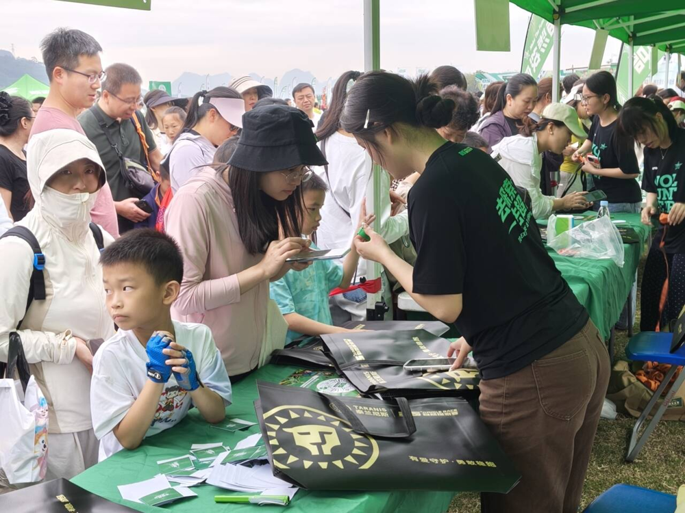志愿者有条不紊的为小勇士们进行签到