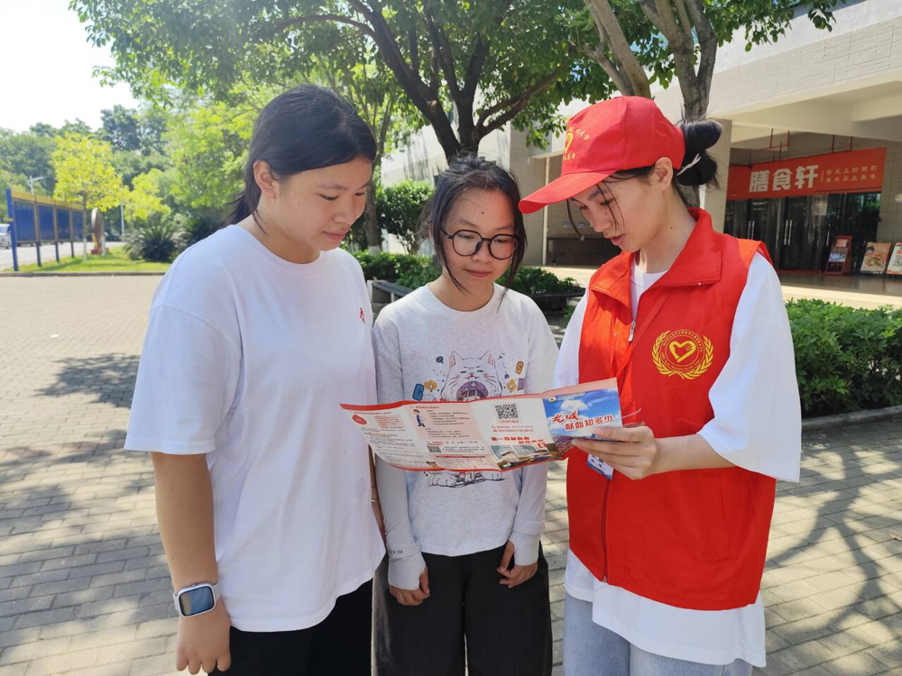 五四精神传薪火 热血青春显担当——我校顺利开展献血车进校园志愿活动