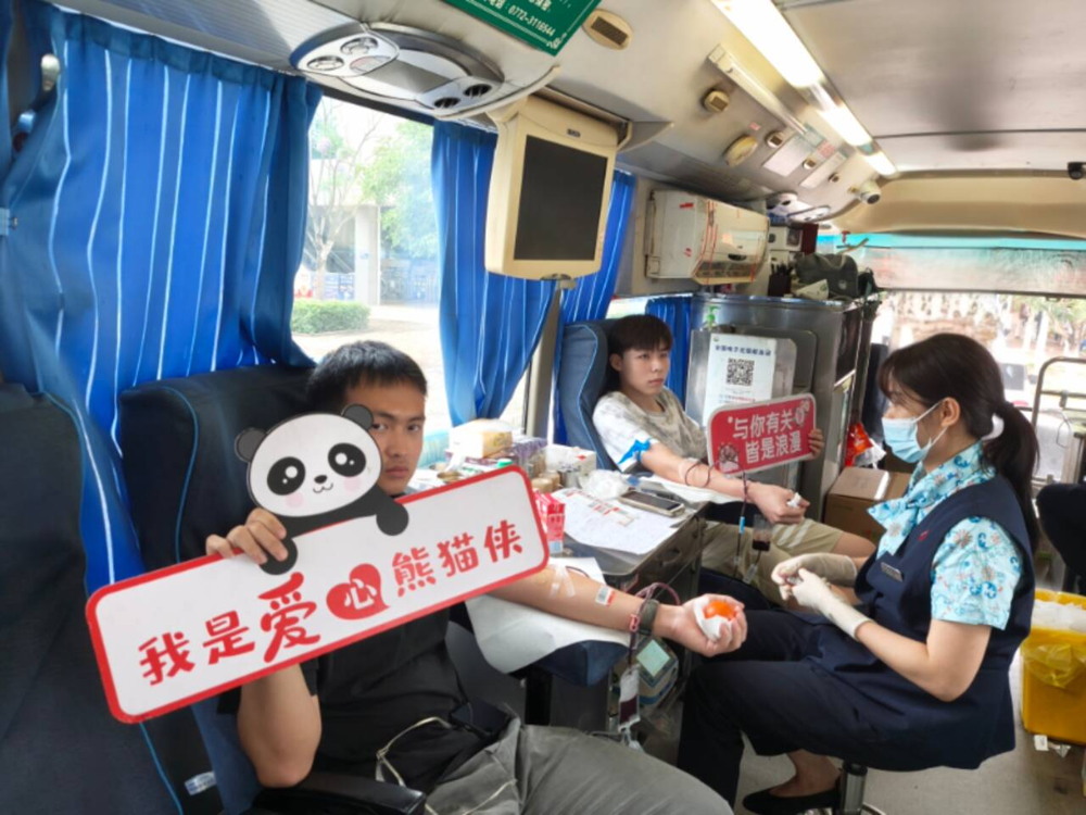 我校师生踊跃献血