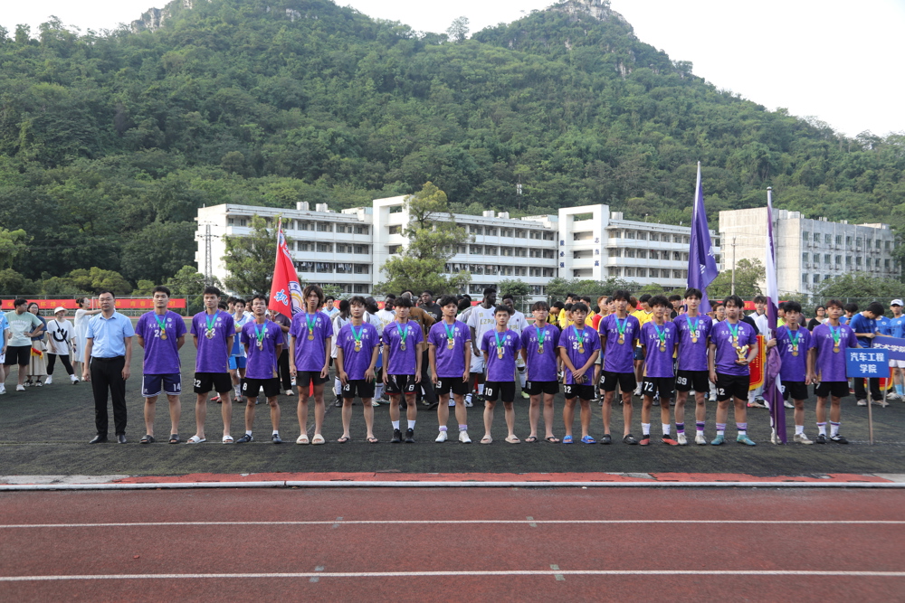 邱福明为季军队伍颁奖