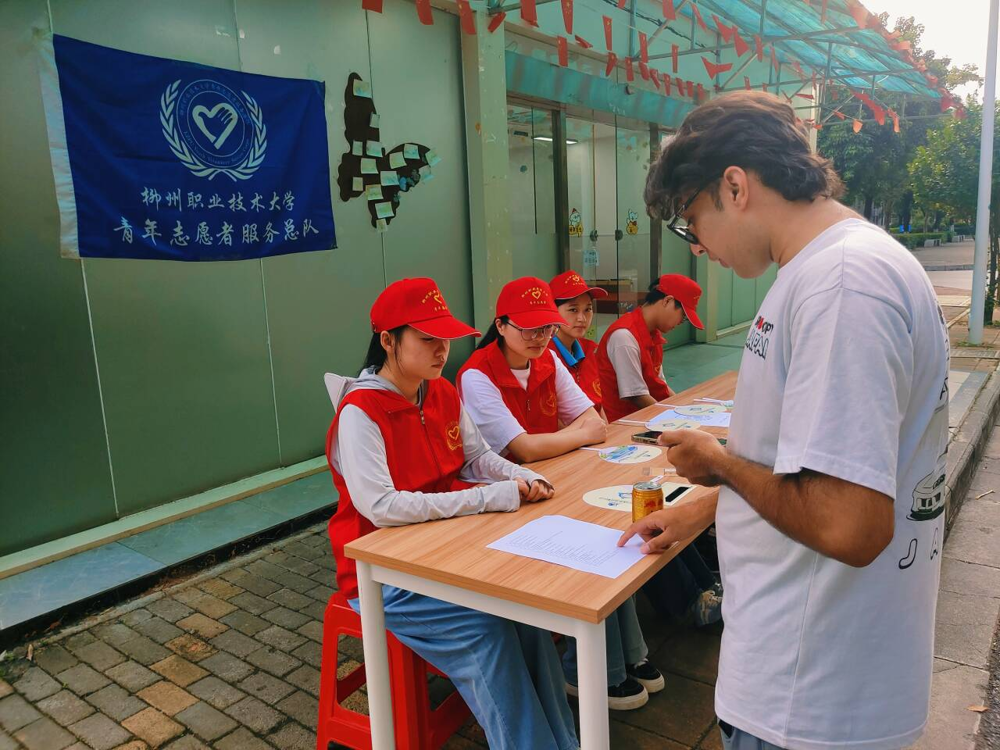 过往学子纷纷驻足参与