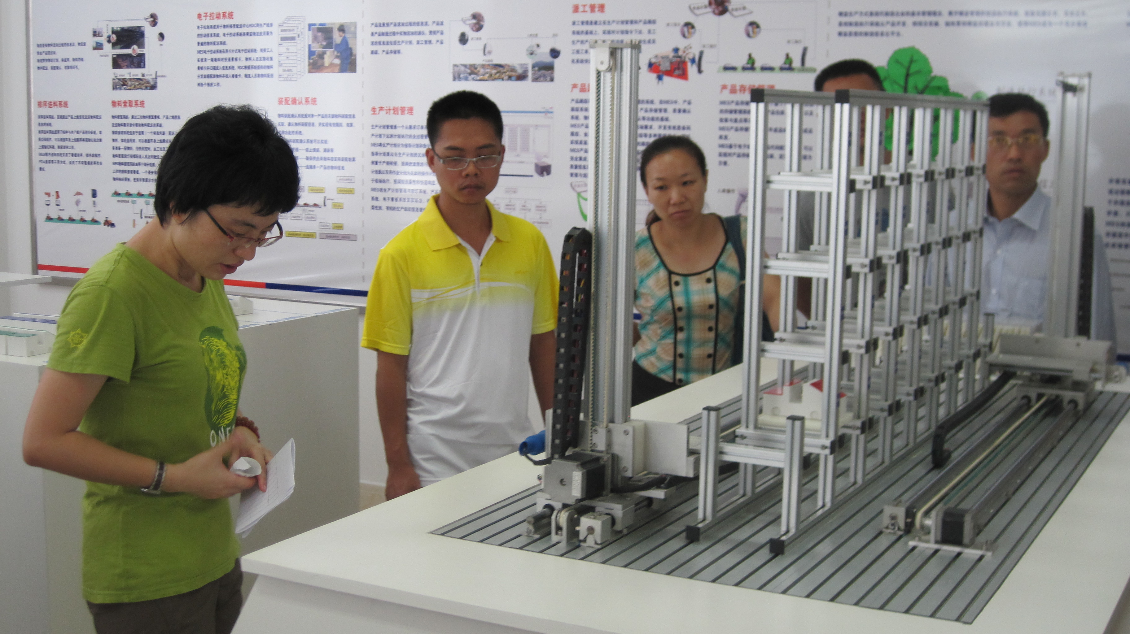 学员们参观先进制造模拟工厂