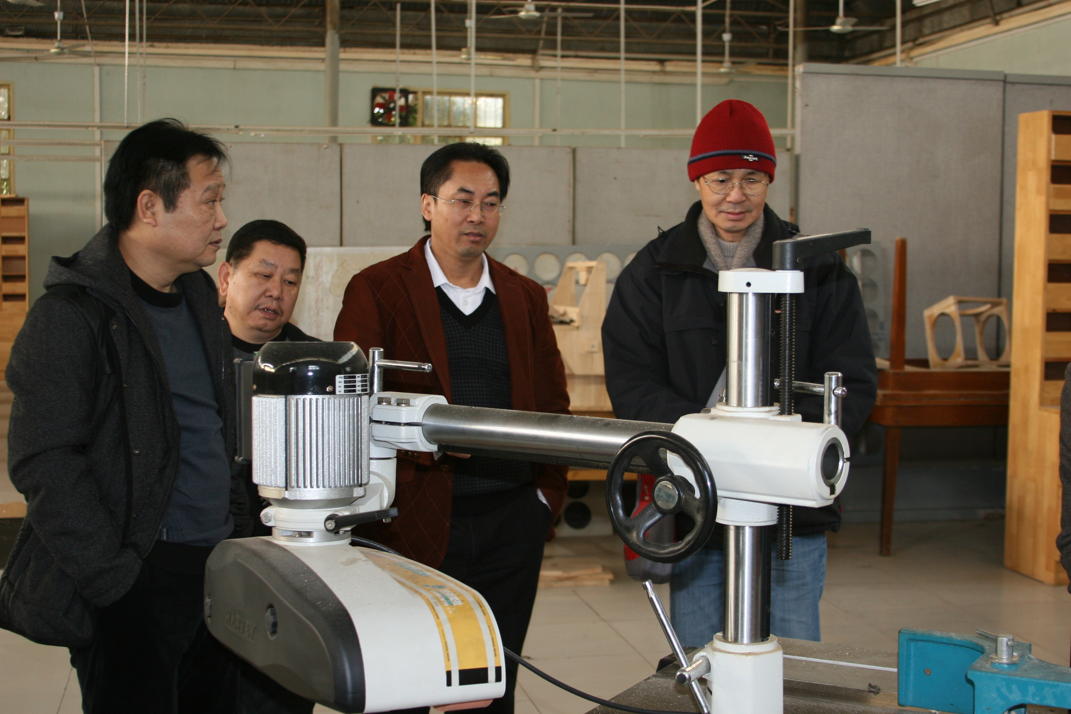 督查小组检查实验实训室安全情况