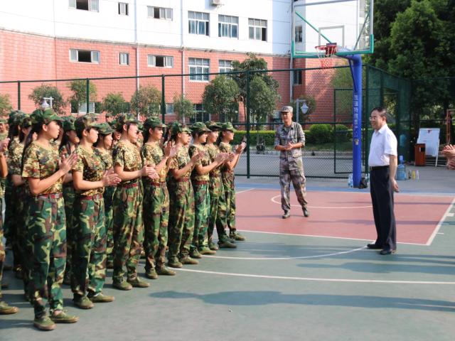 朱书记和学生交流