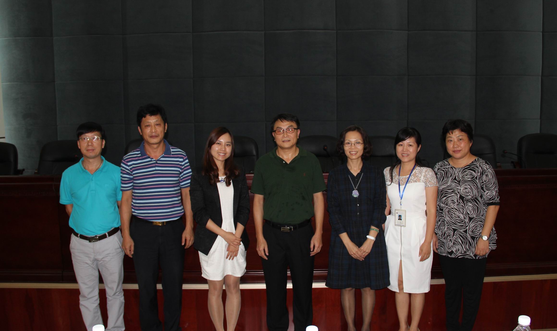 学院代表与用友新道科技有限公司客人合影