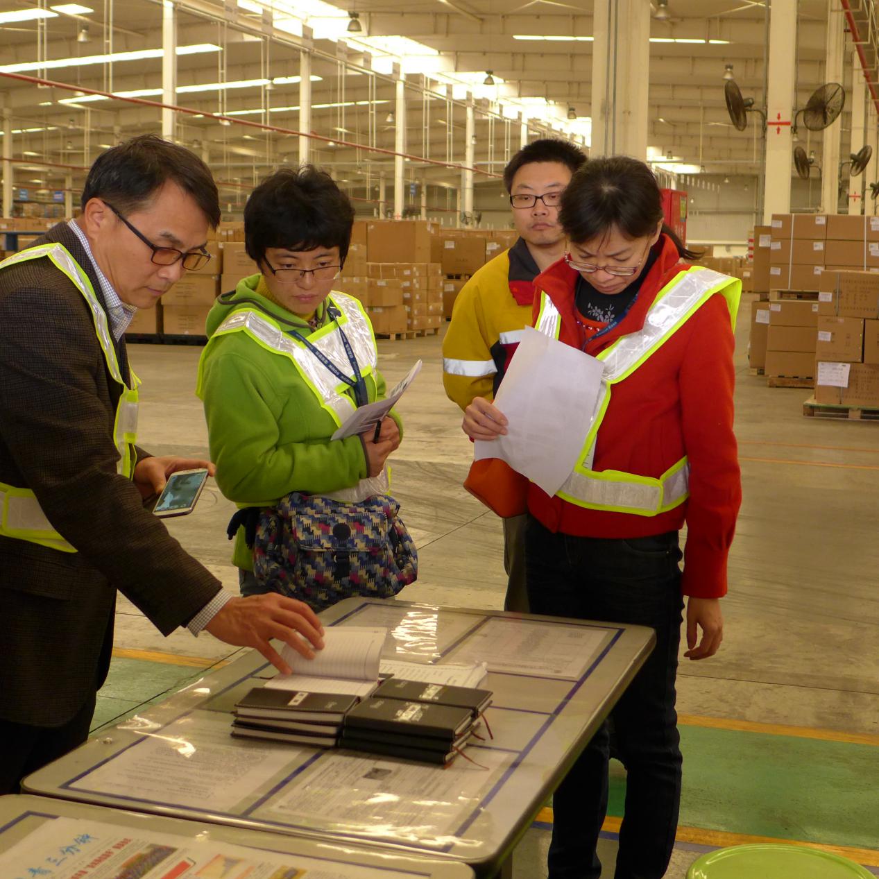 “高职物流管理专业现代学徒制试点”项目人员考察敦豪物流基地