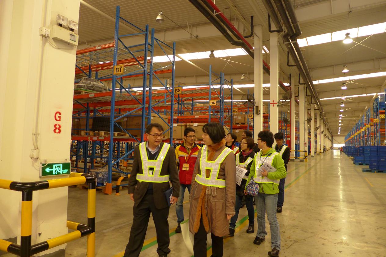“高职物流管理专业现代学徒制试点”项目人员考察敦豪物流基地