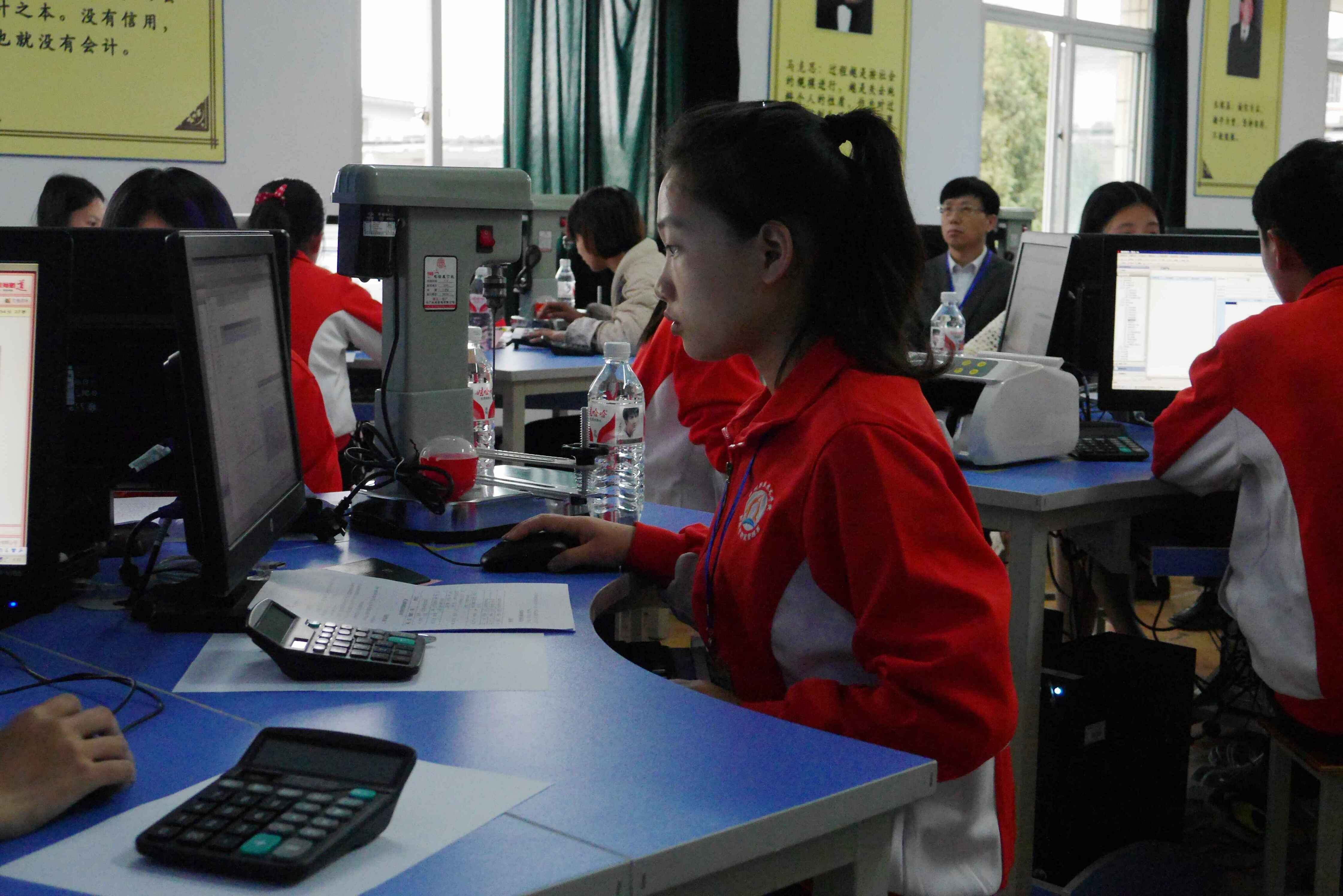 全神贯注的比赛选手在比赛中