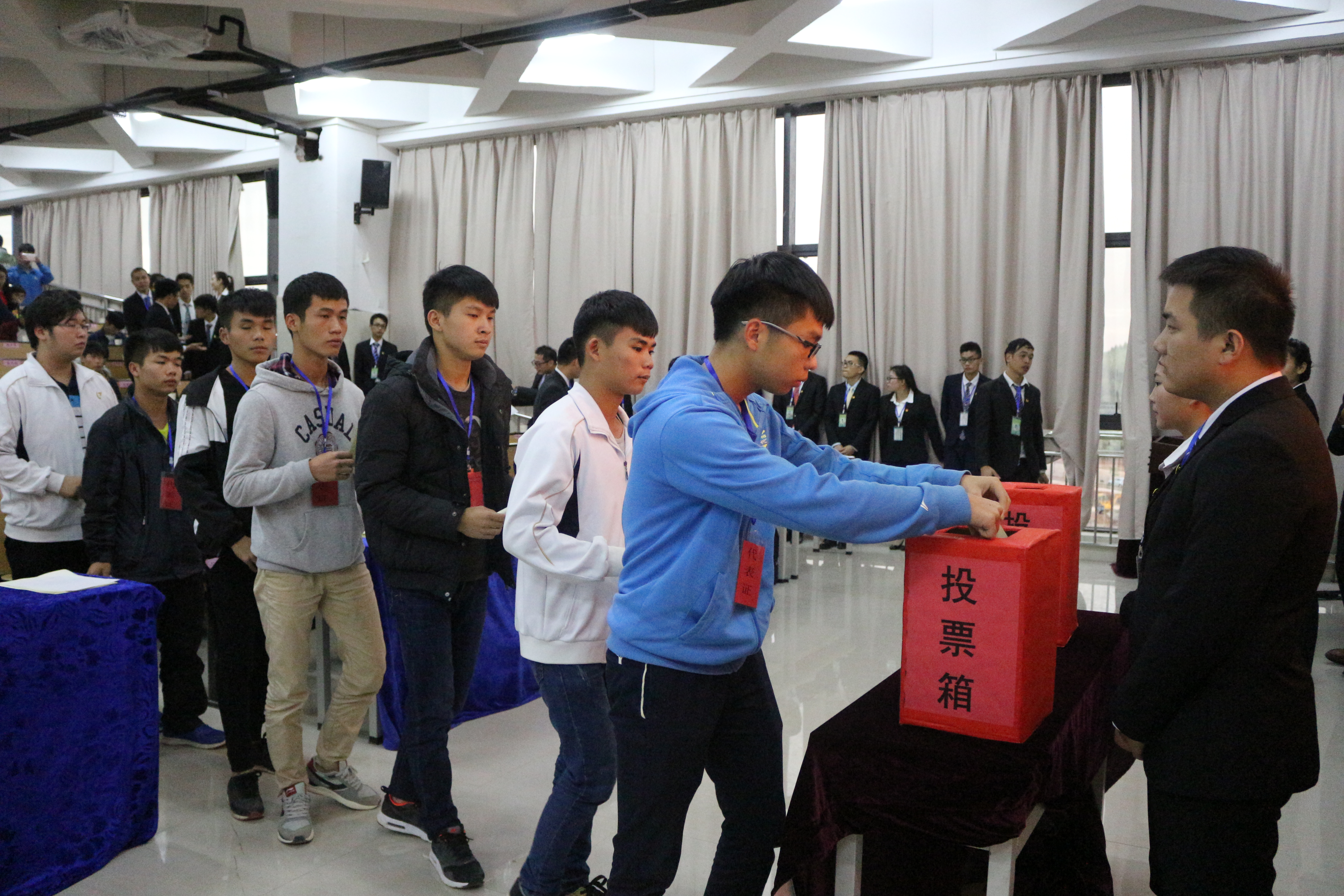团员代表、学生代表投票选举新一届委员