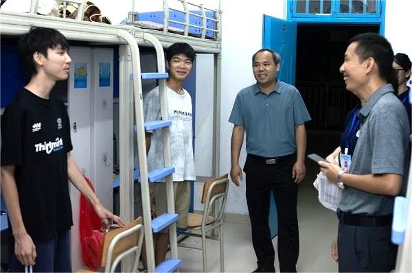 王富春与学生交流