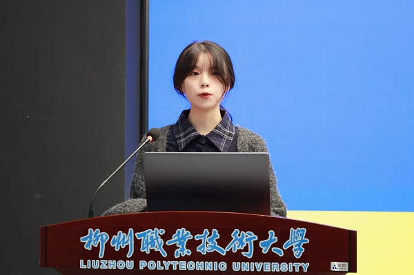 学生代表张璐涵发言 学生代表张璐涵发言