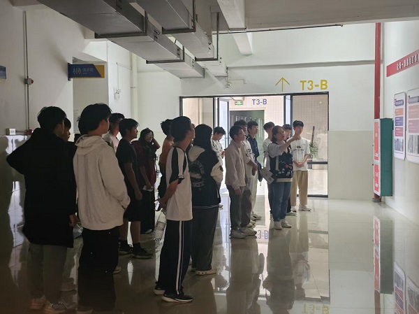 2025级新生参观学院党建长廊