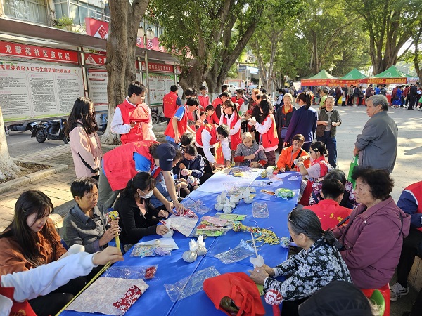 “制作艾草锤”活动现场