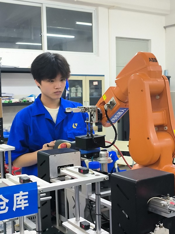 廖柳昌调试机器人 廖柳昌调试机器人