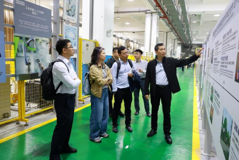 企业嘉宾参观实训场地 企业嘉宾参观实训场地