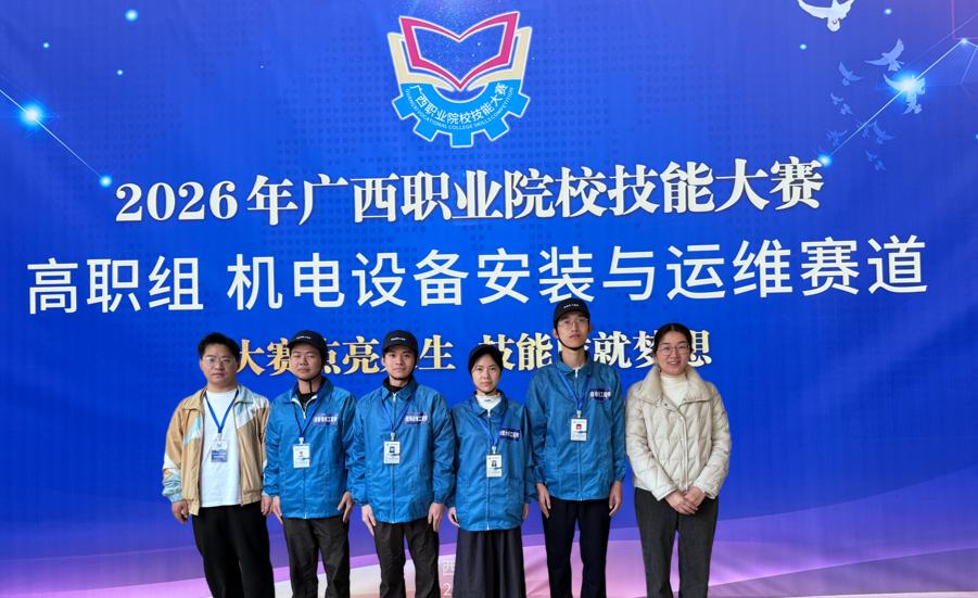 机电设备安装与运维赛道金奖参赛队伍合影 机电设备安装与运维赛道金奖参赛队伍合影