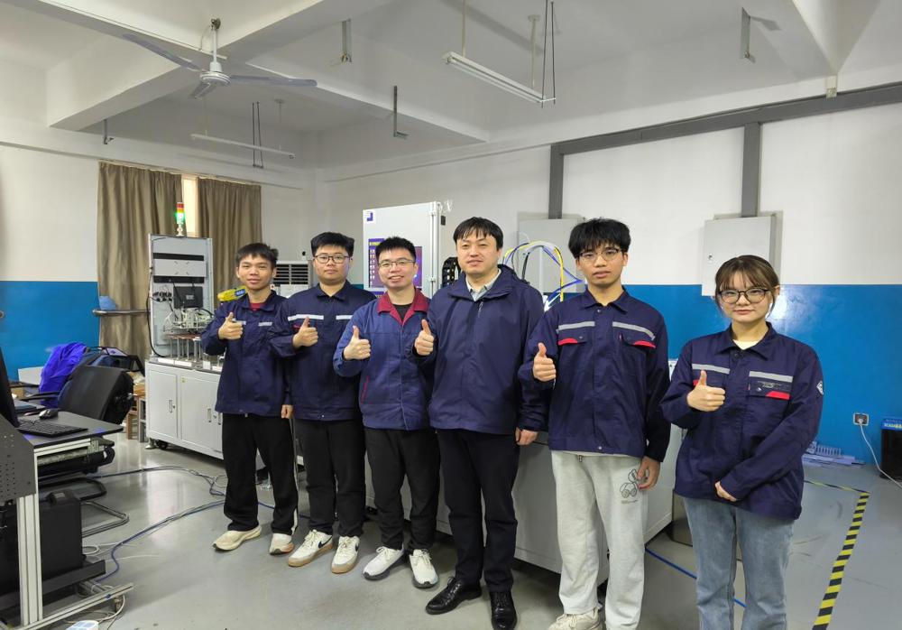 机电设备安装与运维赛道金奖参赛队伍合影 机电设备安装与运维赛道金奖参赛队伍合影