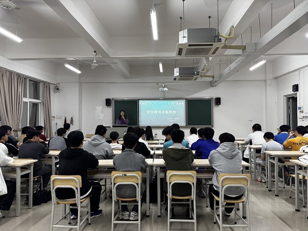 辅导员开展活动前安全教育