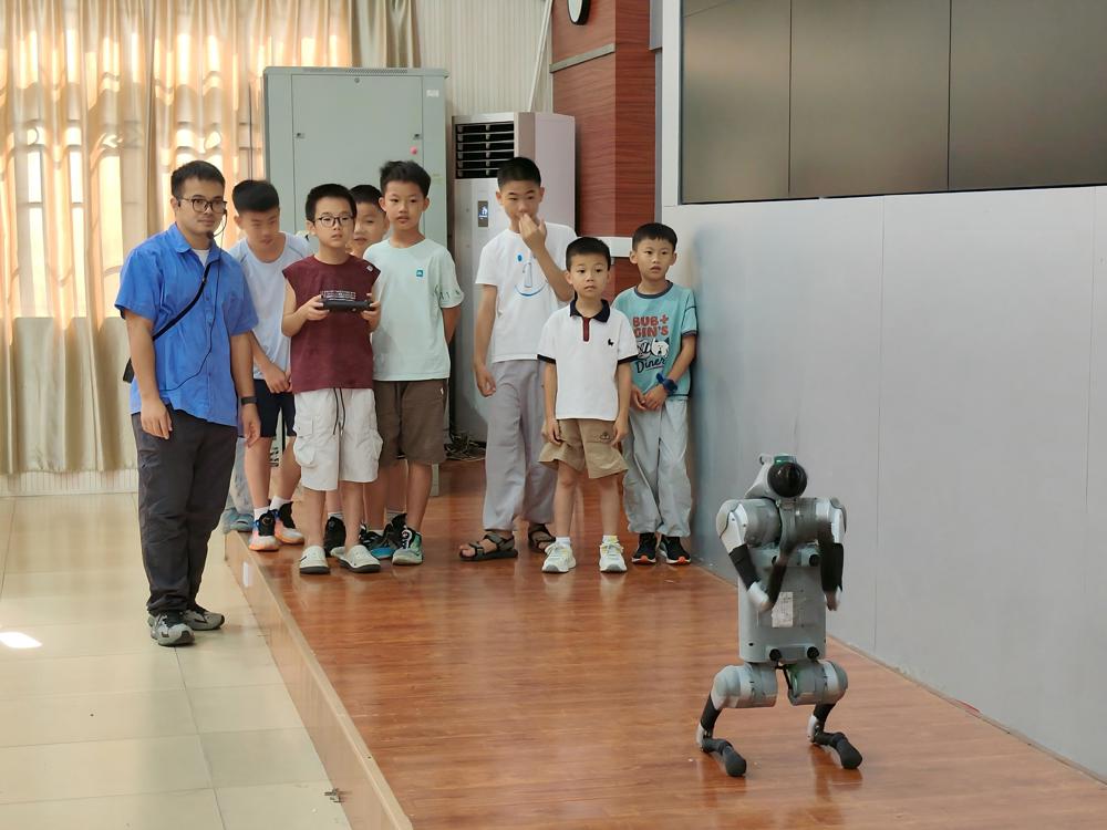 机电工程学院为地震安置点孩子开设科技研学体验课