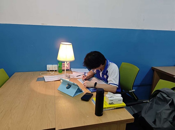 同学们在图书馆认真学习