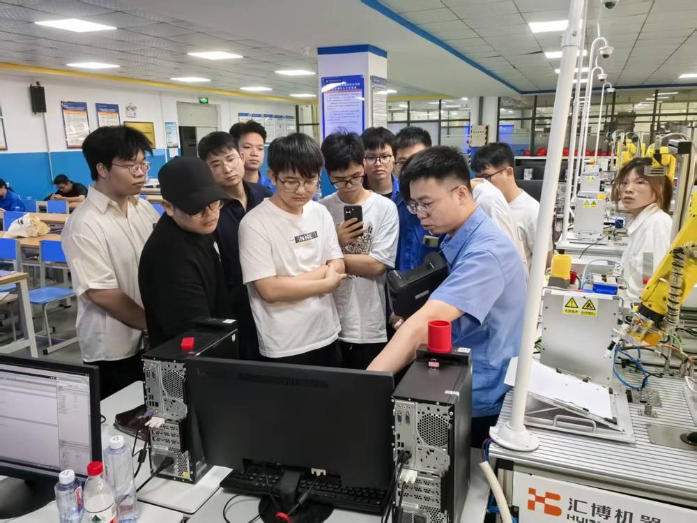 我校成功承办广西汽车集团职工职业技能大赛工业机器人系统集成与调试赛项