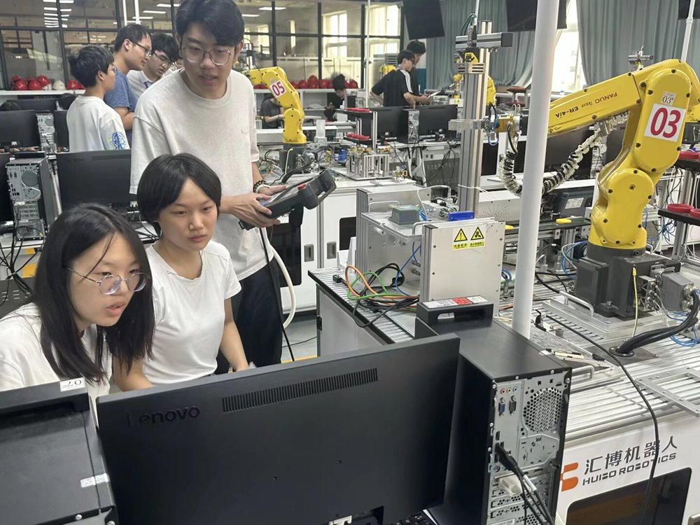 学员在进行机器人操作练习