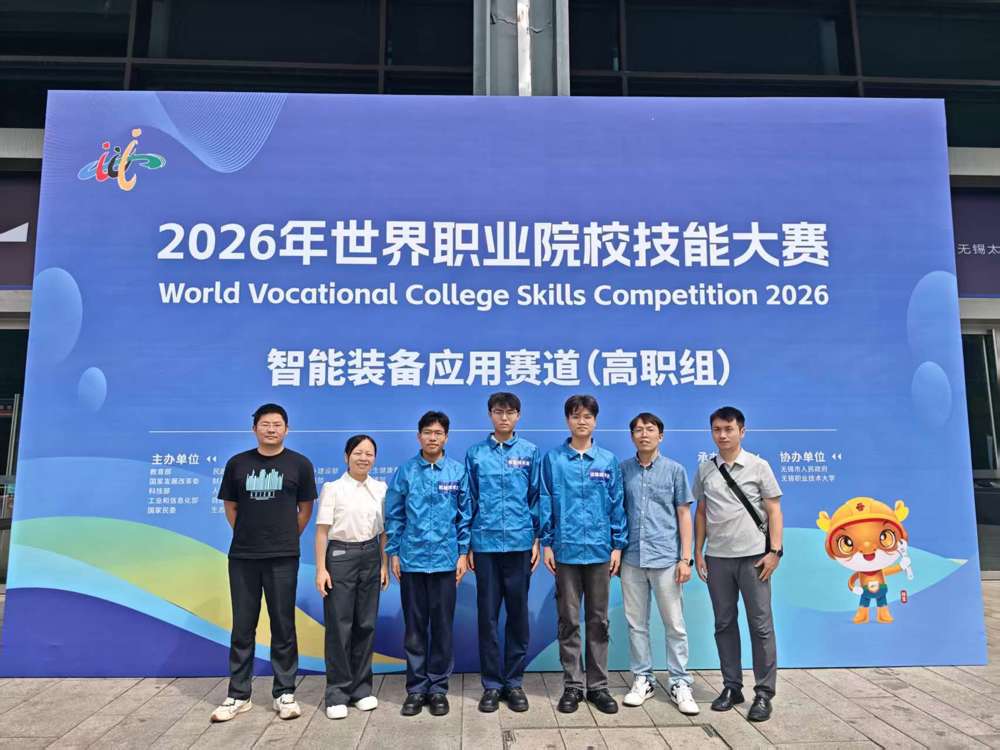 指导老师陈婷（左二），队员廖立腾、严晓满、廖柳昌，指导老师李树青（右一）