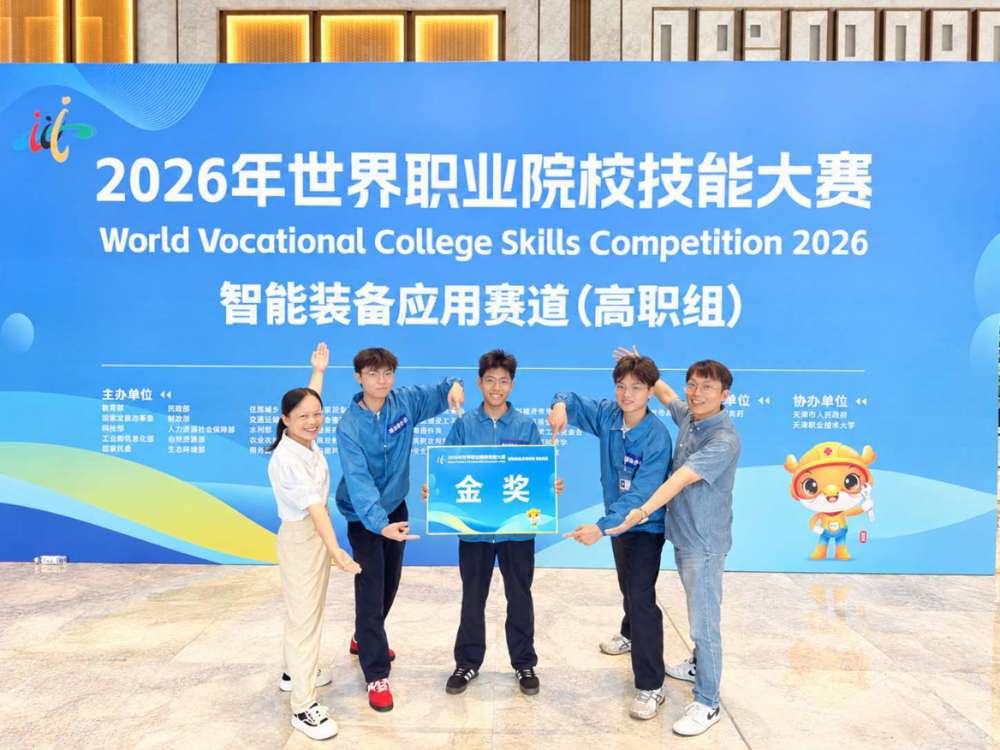 获奖选手和指导老师合影