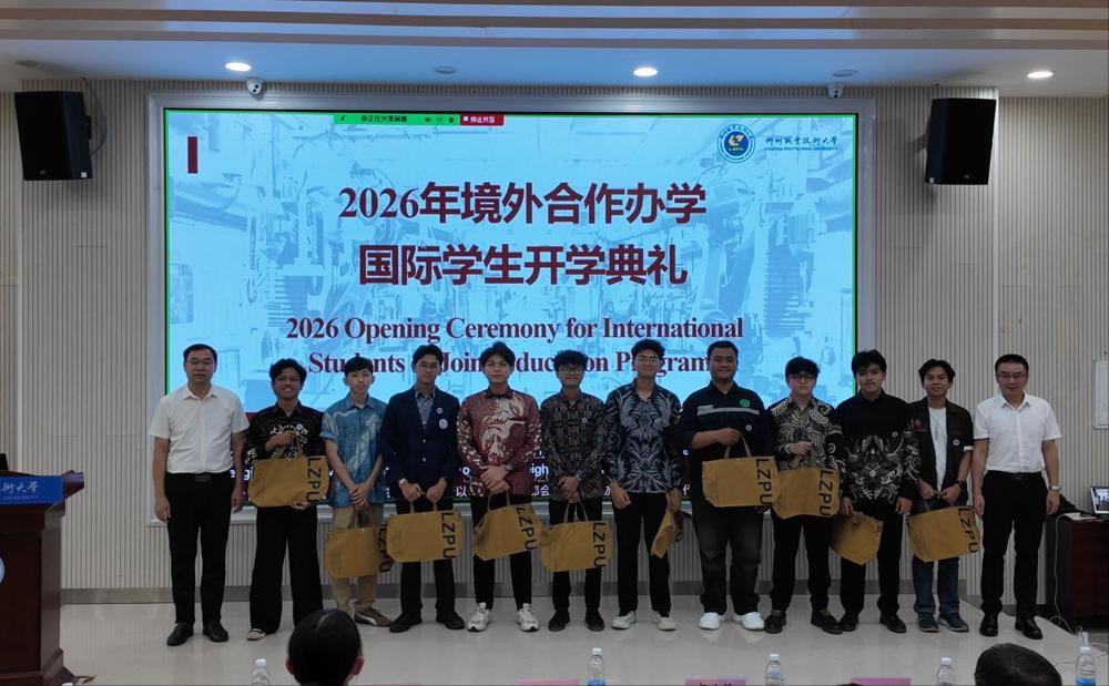 校领导给学生赠送开学礼包