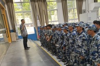 机电工程学院组织工业机器人技术专业（一职校联合培养班）学生参观实训室