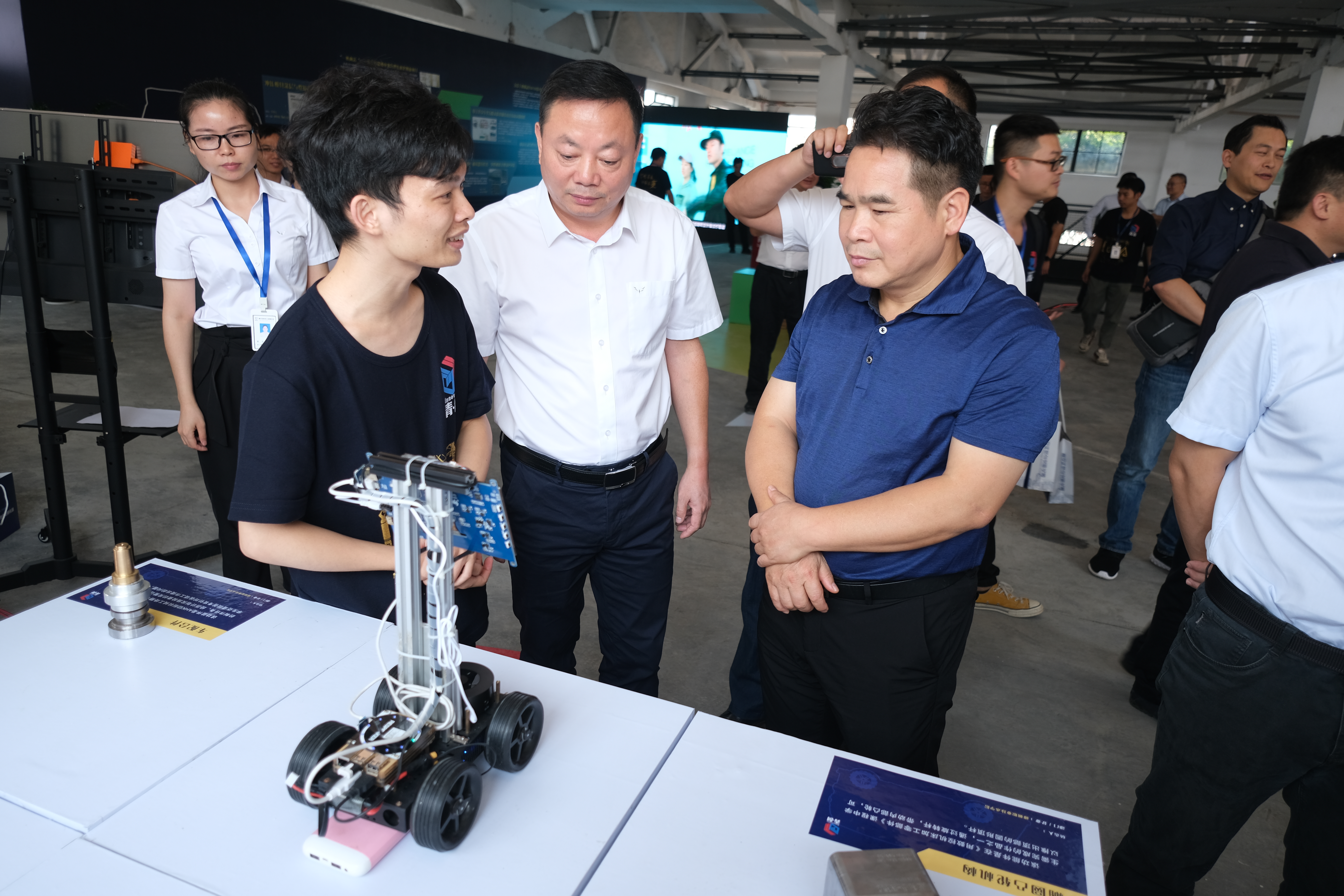 柳州市“两创”办主任何焕全、广西汽车集团党委副书记汪旭