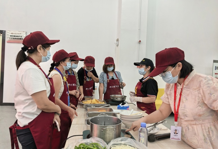 2025年中国台湾青年柳州螺蛳粉烹制培训班在我校开班
