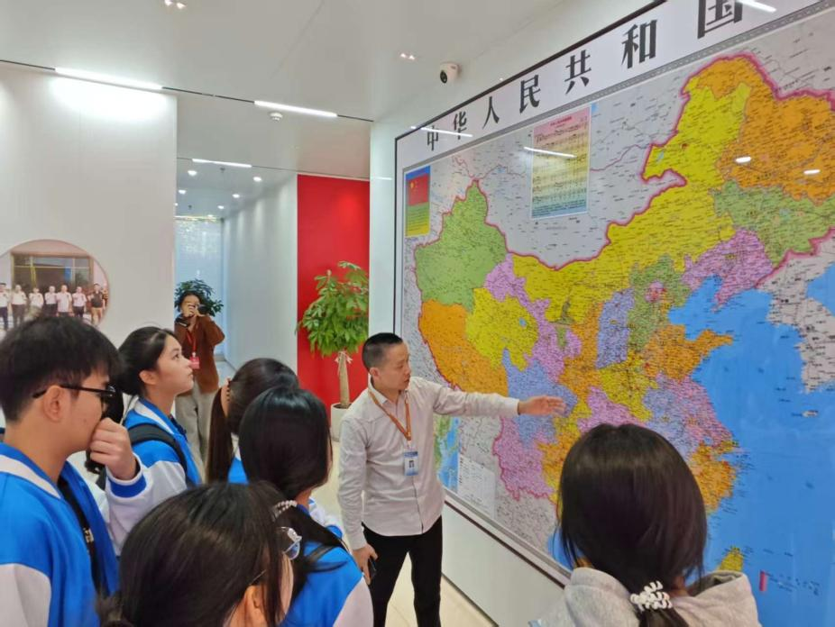 官塘校区学生走进广西中柳食品科技有限公司 官塘校区学生走进广西中柳食品科技有限公司