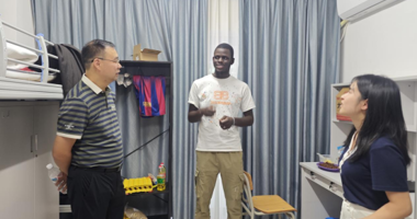LZPU Leaders Inspect International Student Dorms