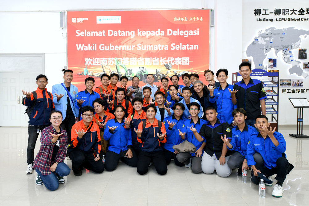 Cik Ujang meets with 29 Indonesian students