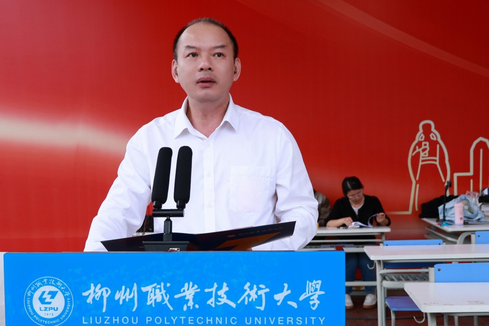 党委副书记、校长甘金明为本次运动会致闭幕辞