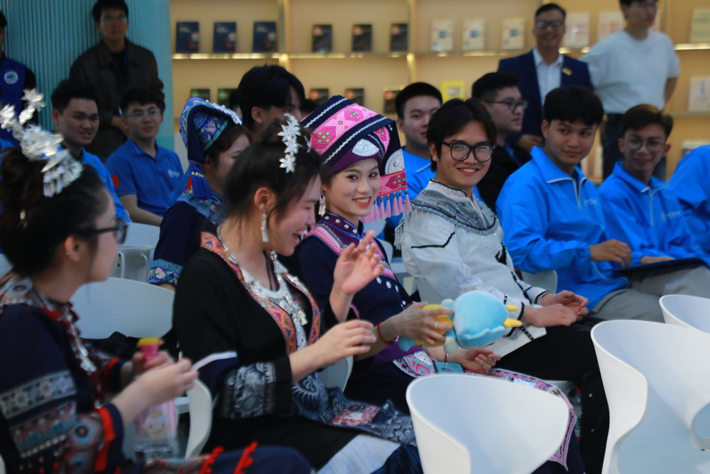 Chinese and Vietnamese Student Interaction