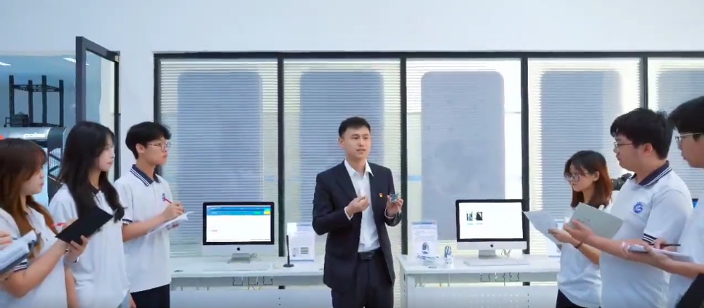 03龚仕涛在给学生授智能电子实践课.jpeg