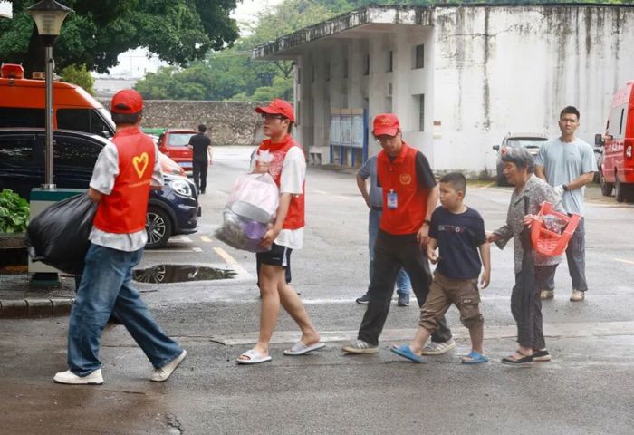闻令而动！我校师生积极参与抗震救灾