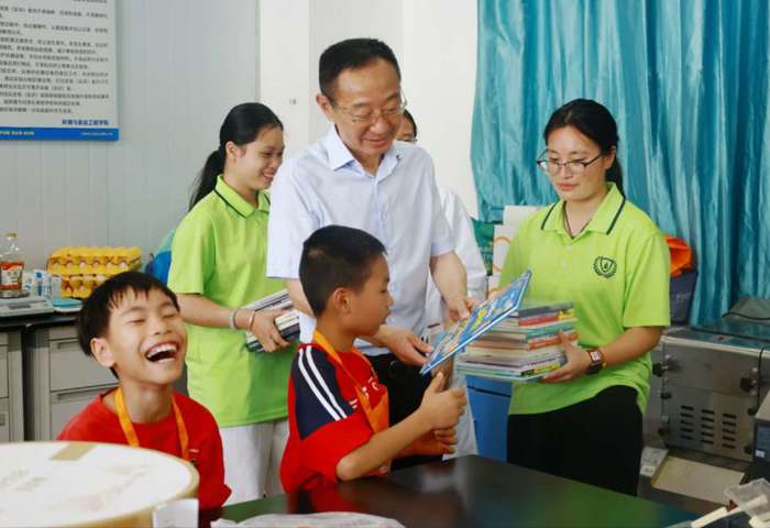 ​蛋糕传情 书香筑梦​——我校为受灾安置点儿童过“六一”儿童节