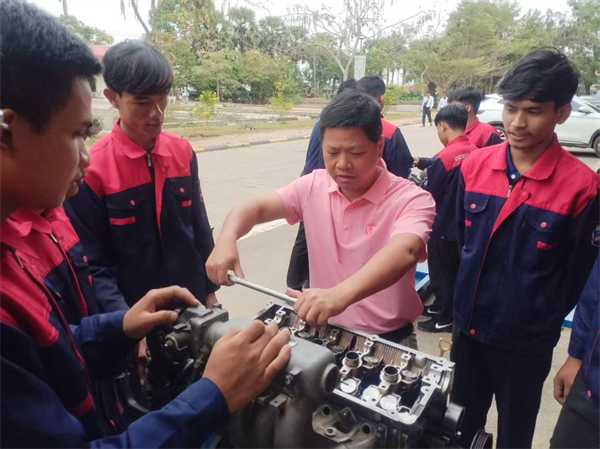 Feng Chunlin teaching Cambodian students