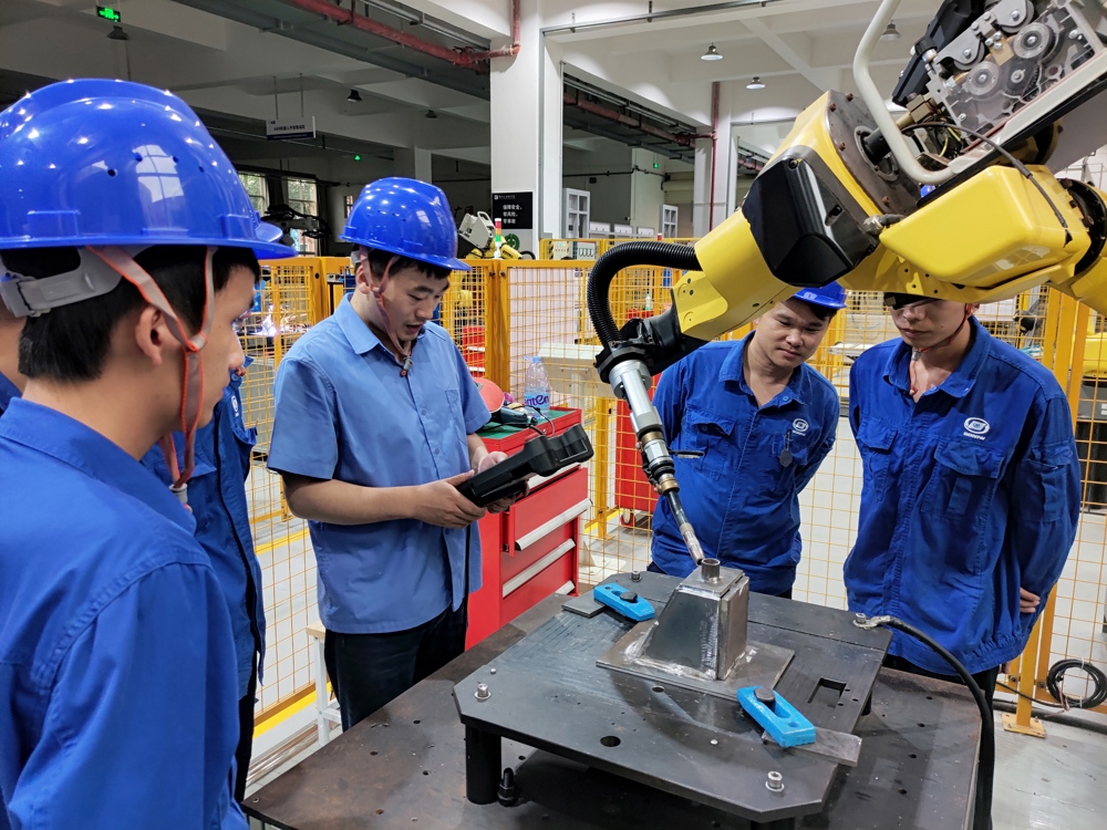 机电工程学院党委组织师生在党建工作站内开展技能竞赛备赛