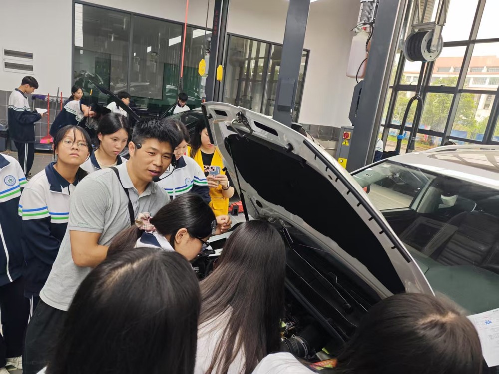 汽车工程学院智能车辆党支部开展“行走工业课”汽车科普研学活动 汽车工程学院智能车辆党支部开展“行走工业课”汽车科普研学活动