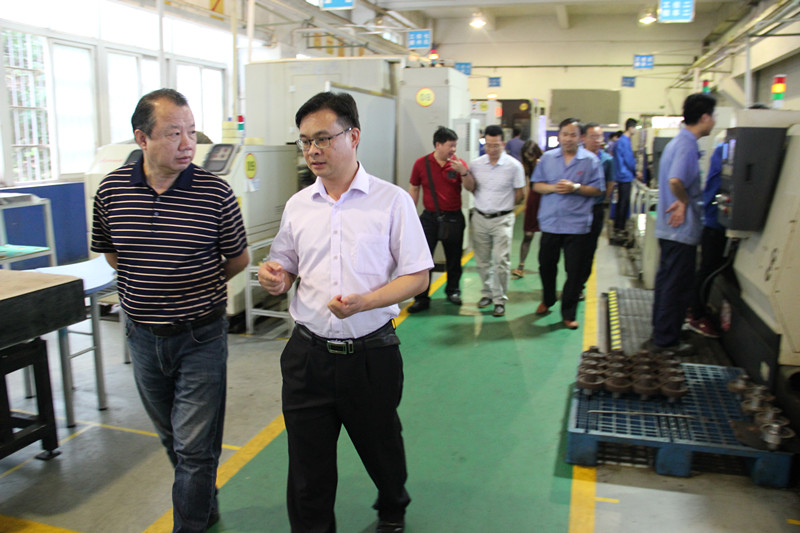参观我校机电实训基地